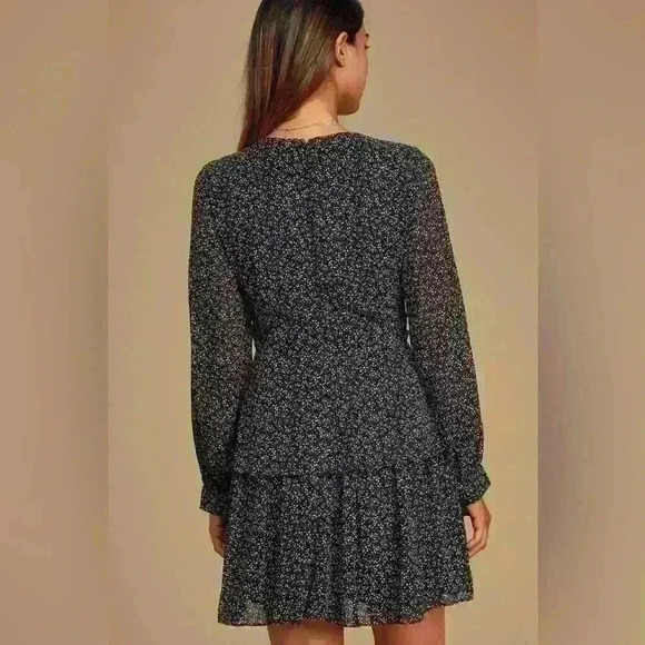 Lulu’s Black And White Floral Print
Twist-Front Mini Dress Size Small‎ - Picture 2 of 12